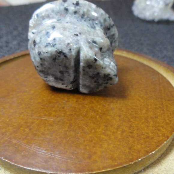 Yooperlite Skull Cowboy Crystal Stone~Black light creepy look~Detailed~NWOT~hand - Picture 4 of 7